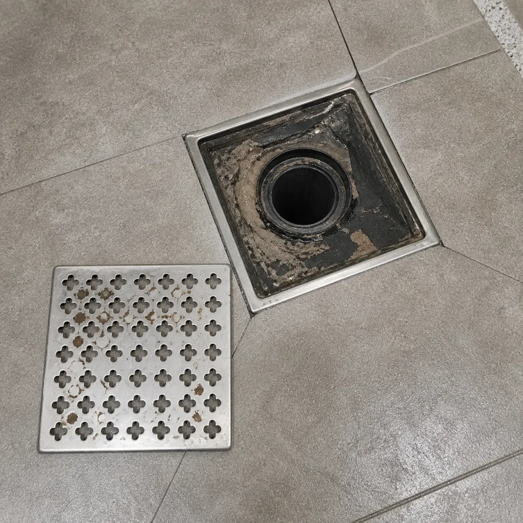 화장실 누수, 방수 하자: 접합부와 배수구를 먼저 봐야 하는 이유 1 photo 02 drain crack closeup